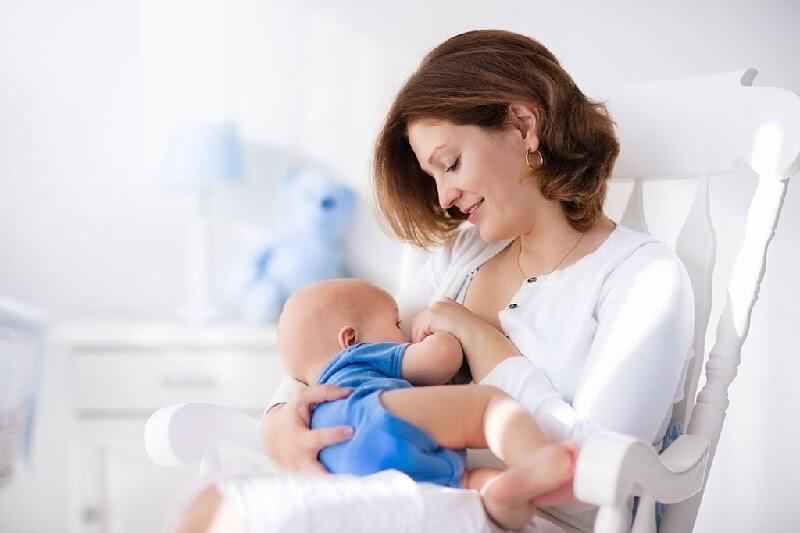 Nằm mơ cho con bú đánh đề con gì?