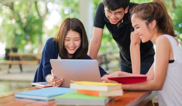 Ngành quản trị kinh doanh học trường nào? Có dễ xin việc không?