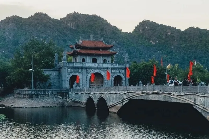 du-lich-ninh-binh-2-ngay-1-dem-tu-tuc