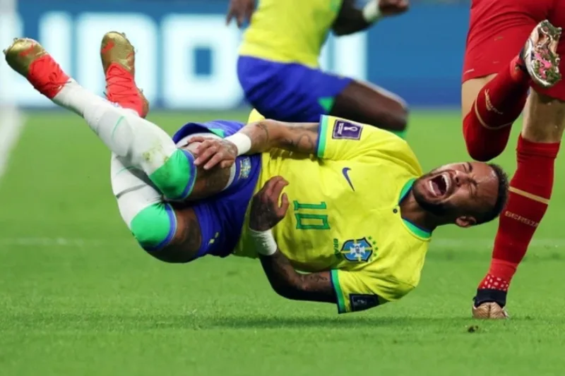 Neymar thường xuyên chấn thương vì lối chơi giàu va chạm, lịch thi đấu dày đặc và tiền sử tổn thương tích tụ qua nhiều năm.