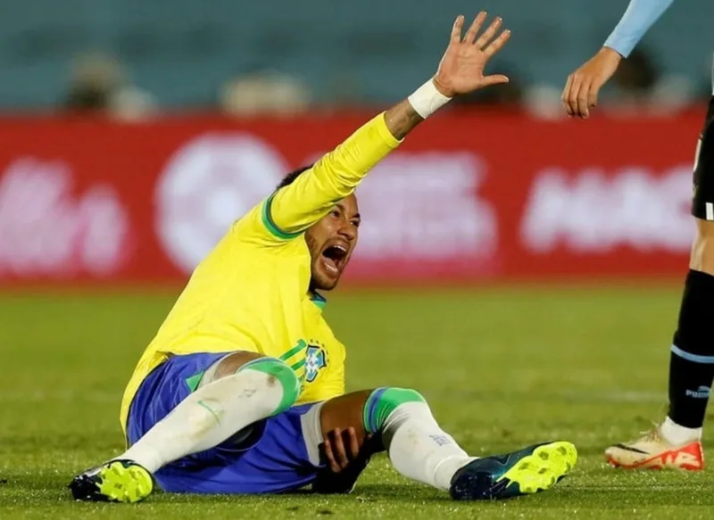 Neymar bị chấn thương gì: Siêu sao Brazil mong manh, dễ vỡ